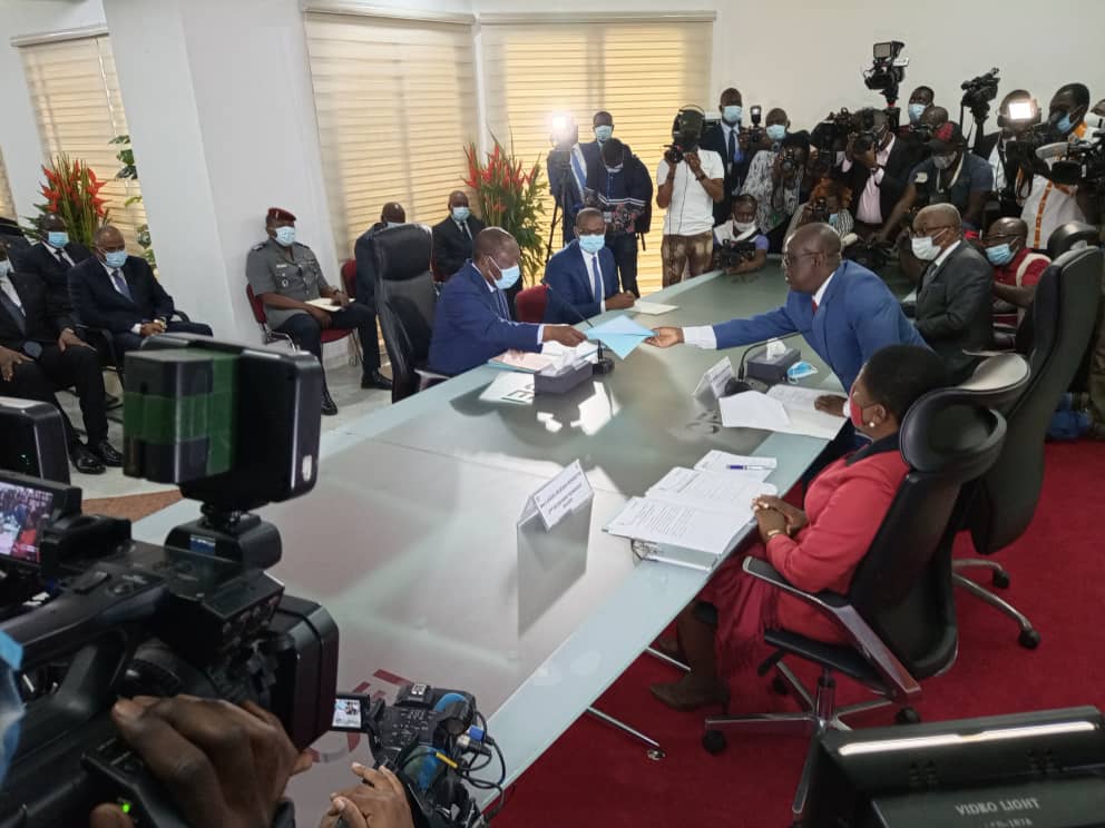 Côte d’Ivoire: Alassane Ouattara a déposé sa candidature ce lundi