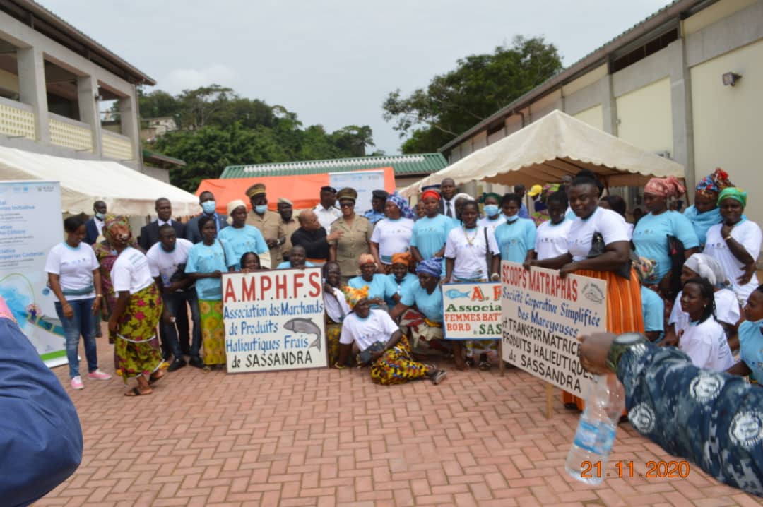Côte d’Ivoire : « L’initiative pêche côtière en Afrique de l’ouest » tend la main aux mareyeuses de Sassandra