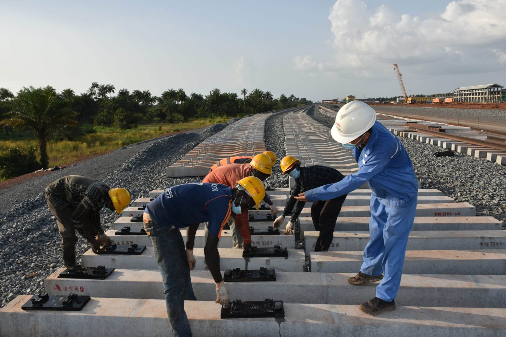 Pose des premiers rails sur la voie ferrée du Projet Boffa-Boké de la SMB