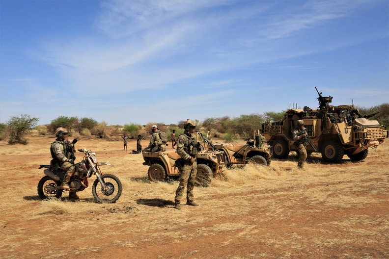 A quelques semaines de son sommet avec le G 5 Sahel, la France réfléchit  à la Force  Barkhane