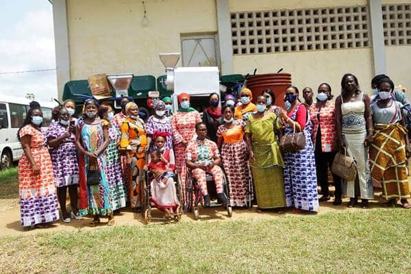 Bolloré Transport & Logistics offre une unité industrielle aux femmes handicapées, productrices d’Attiéké en Côte d’Ivoire
