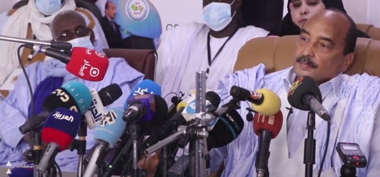 « Posez-moi vos questions en Poular ou en Wolof et pas en en français », hurle l&rsquo;ancien président mauritanien à un journaliste