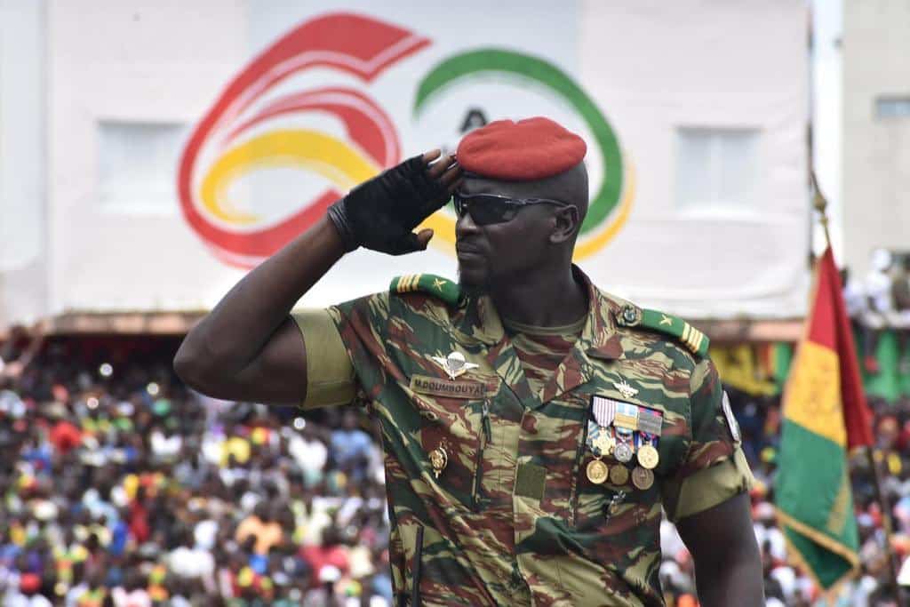 Guinée : le colonel Doumbouya retiré de la liste noire du FNDC