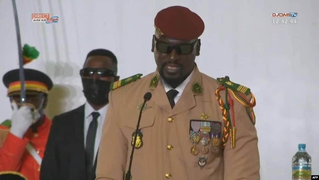 Guinée : le colonel Doumbouya officiellement investi