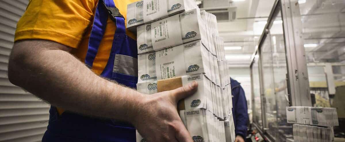 La monnaie russe dévisse, la banque centrale relève son taux directeur à 20%