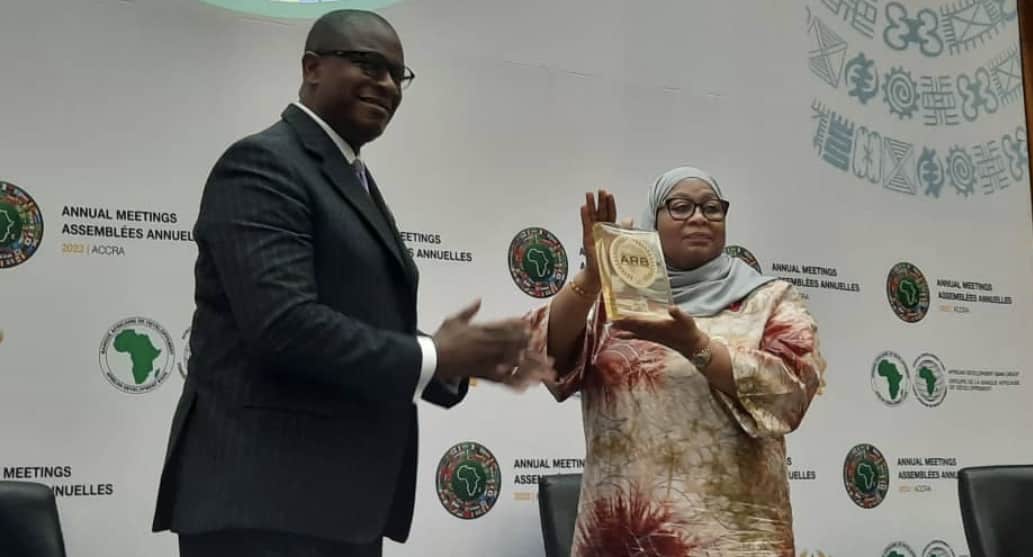 La présidente de la Tanzanie, Samia SULUHU HASSAN, lauréate du trophée Babacar Ndiaye