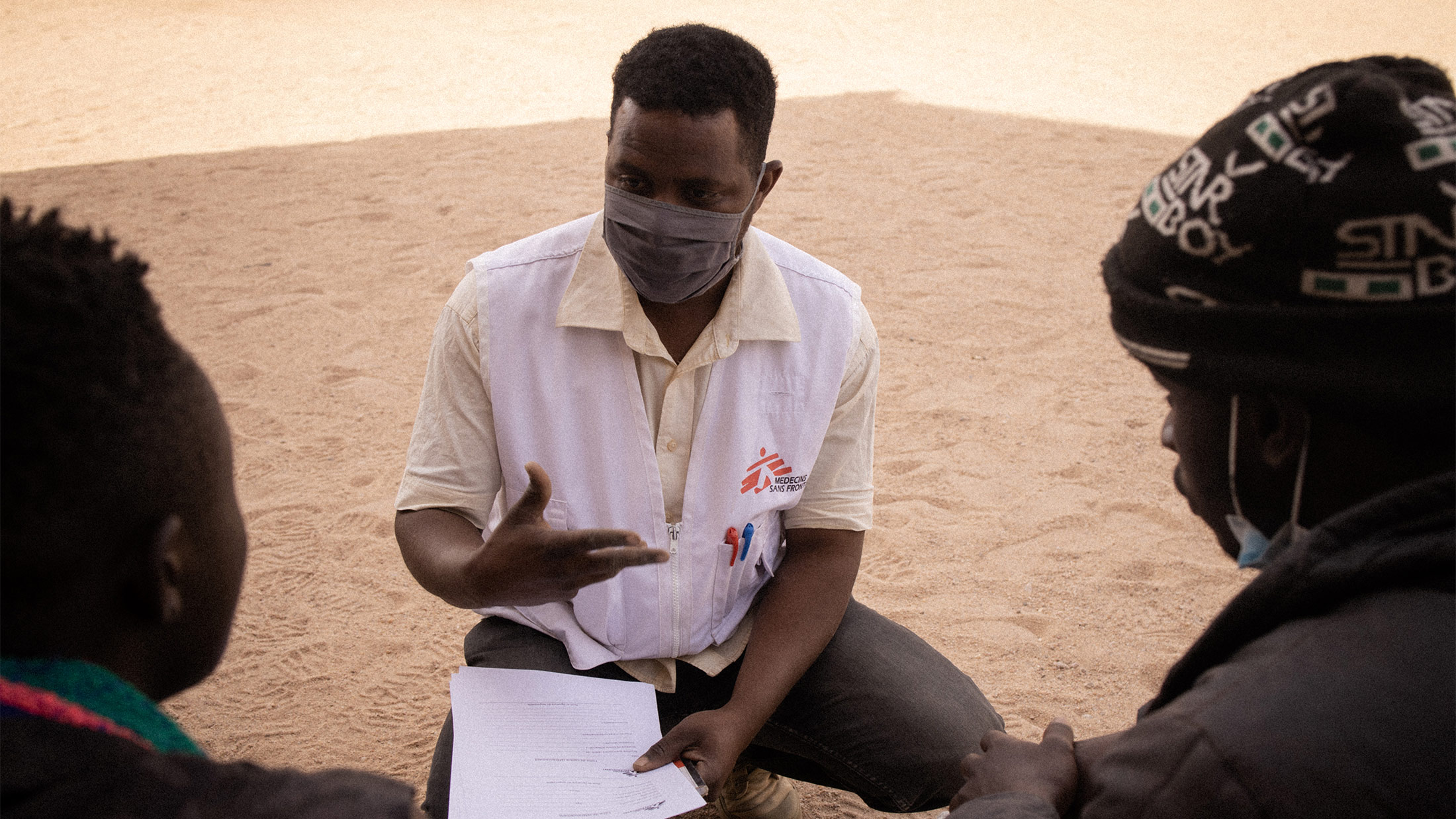 MSF dénonce les traitements inhumains infligés aux migrants refoulés de l’Algérie et de la Libye