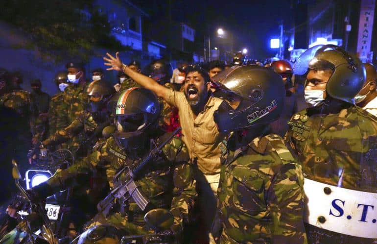 La panne de carburant fait renverser le président du Sri Lanka