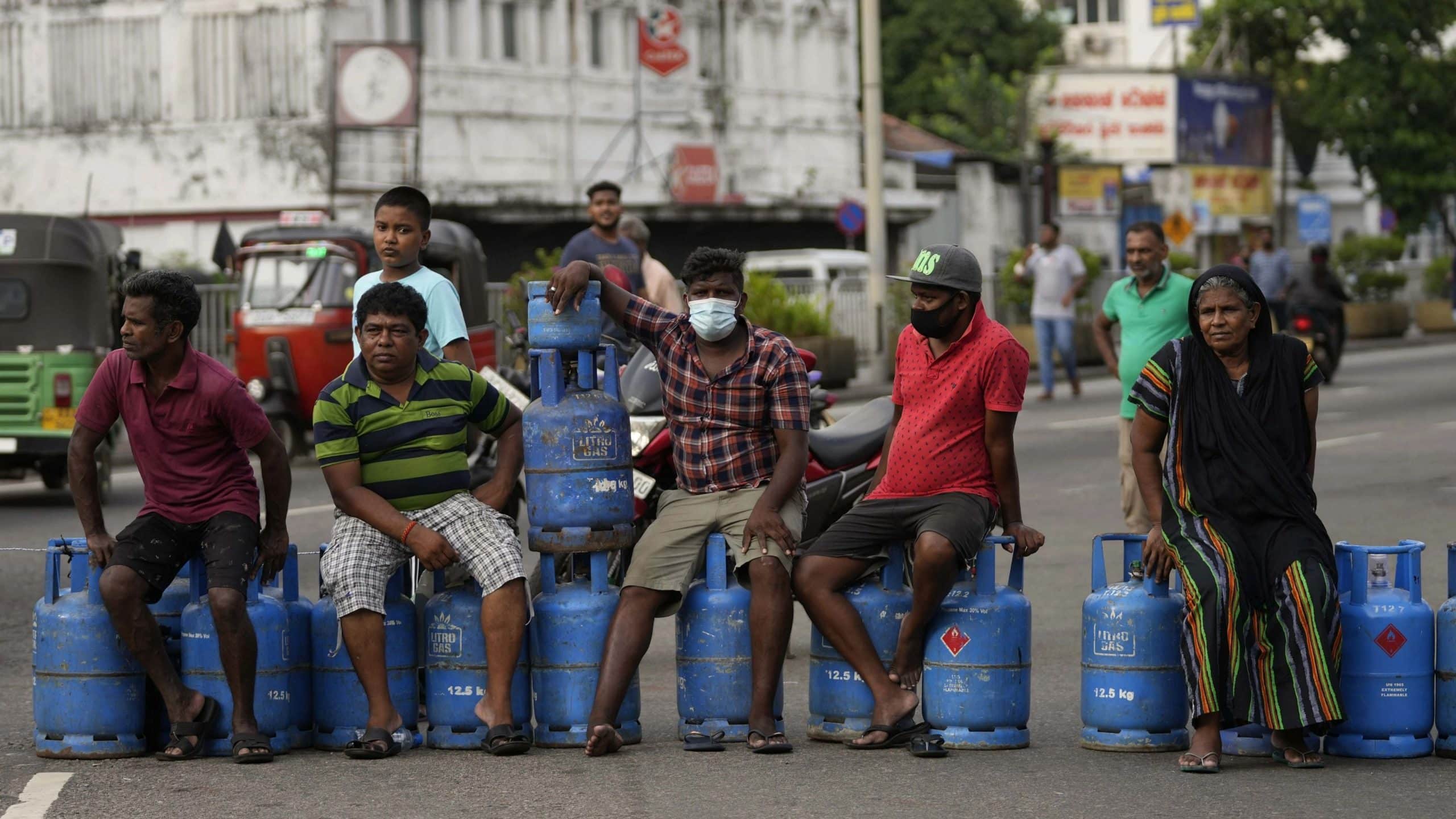 Le Sri Lanka en panne sèche de pétrole et de dollars: écoles, voitures, avions à l&rsquo;arrêt