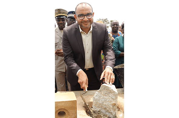 LafargeHolcim Côte d’Ivoire, procède à la pose de la première pierre d’une école primaire dont elle finance la construction dans un village de la sous-préfecture de Brobo