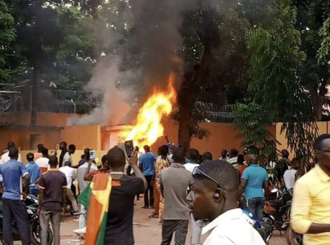 Burkina Faso: incendie de l’ambassade de France et psychose (décryptage)