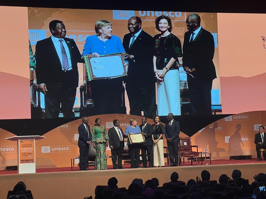 Côte d’Ivoire : Angela Merkel, lauréate du prix FHB de l’UNESCO, remet son chèque à une ONG