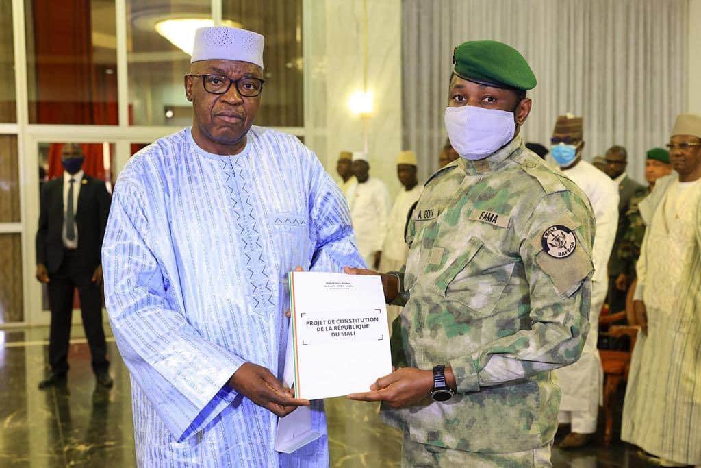 Mali : le document final du nouveau projet de Constitution remis au colonel Assimi Goïta