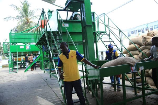 La Côte d’Ivoire veut révolutionner la transformation de noix brute de cajou avec une nouvelle chaîne complète
