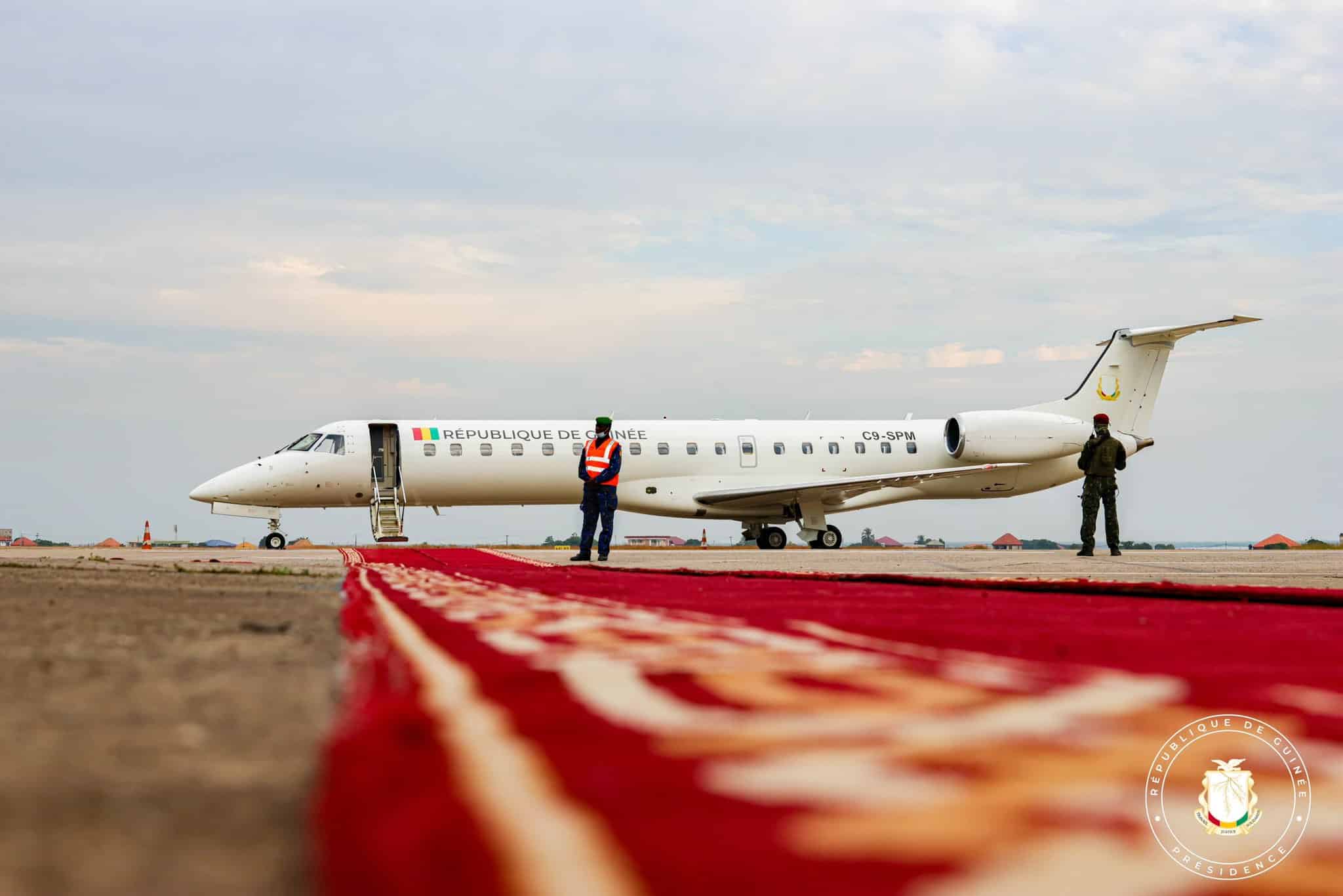 Guinée: le petit avion de Doumbouya fait parler de lui