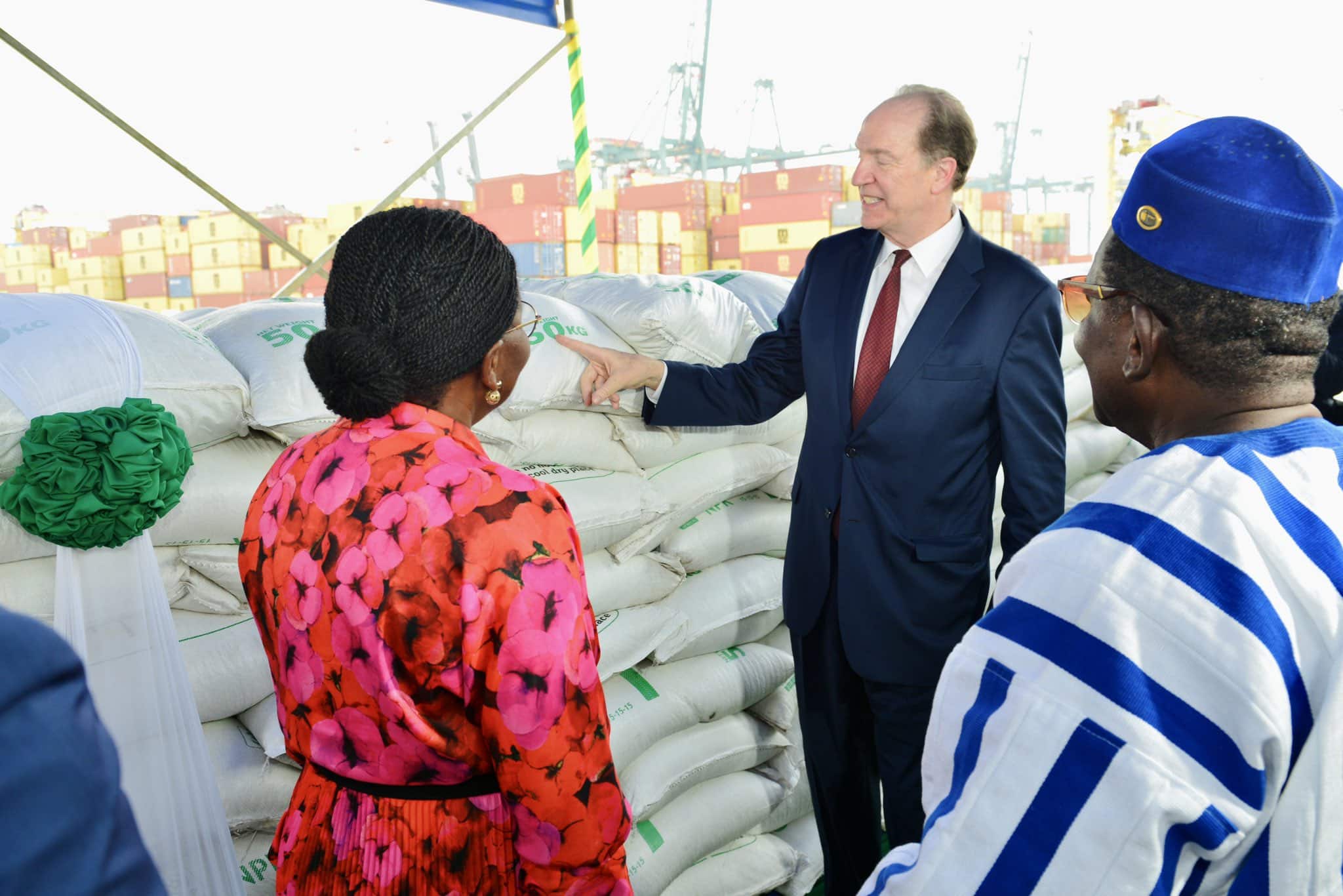 Au Togo, David Malpass entame sa visite par une remise d’engrais au gouvernement