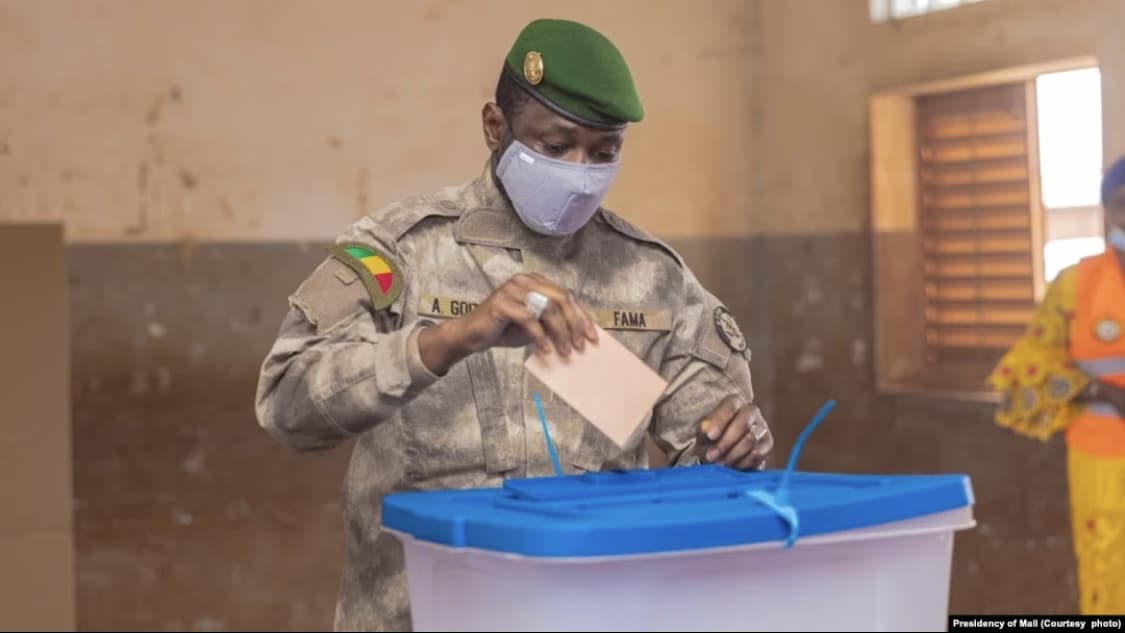 Mali: quand Assimi Goïta fait voter son référendum par un oui à la soviétique