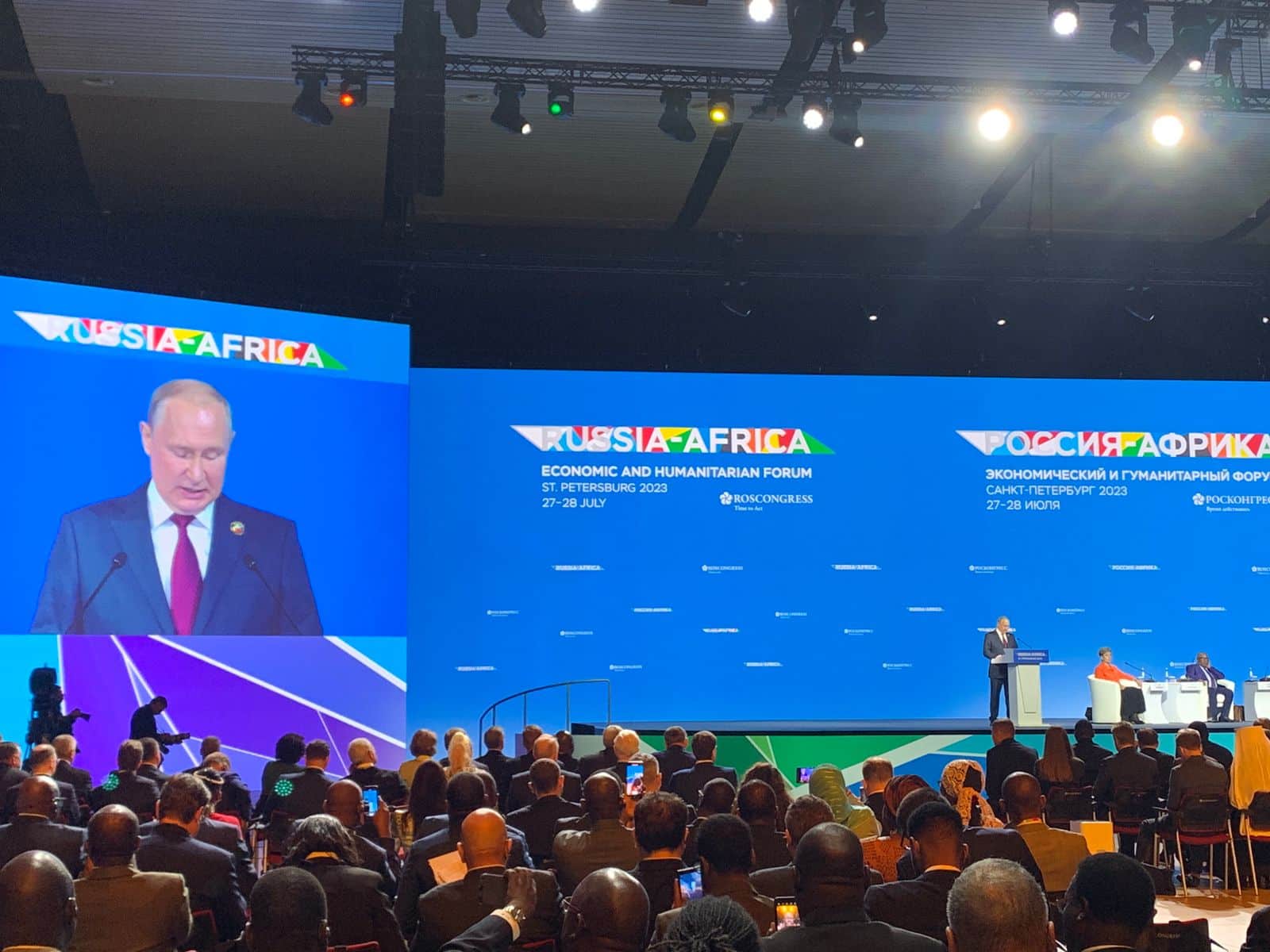 Vladimir Poutine brandit « l’arme alimentaire » au sommet Russie-Afrique et promet des livraisons gratuites de céréales