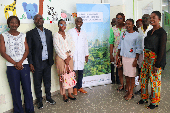 LafargeHolcim Côte d’Ivoire, au nom de l’ensemble de ses employés, procède à une remise de dons de médicaments au Service d&rsquo;Oncologie Pédiatrique du CHU de Treichville pour une valeur totale de 2 millions de francs CFA.