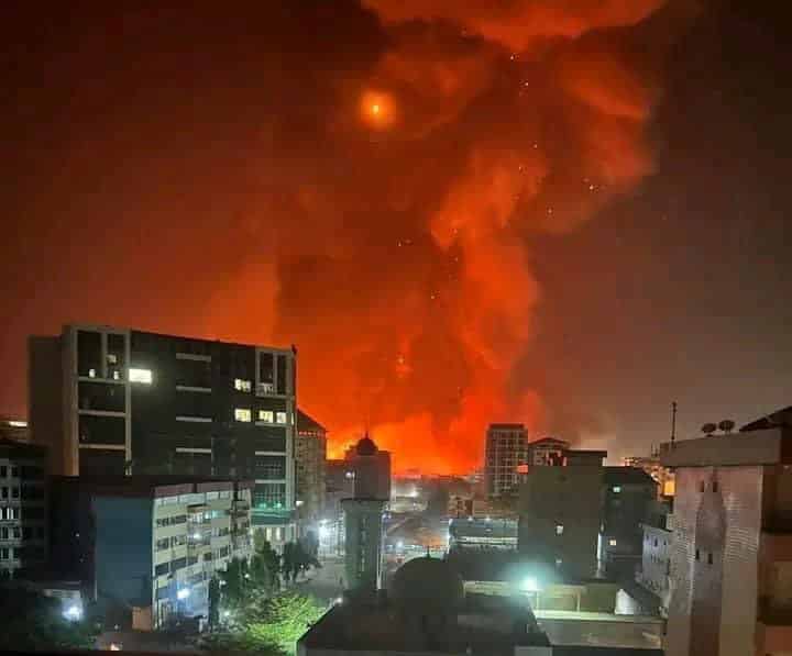 Guinée : forte explosion à Conakry, des flammes au-dessus de la ville