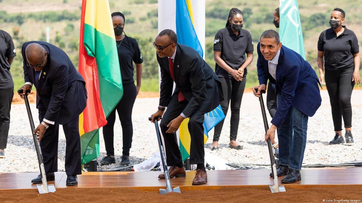 BioNTech au Rwanda et Moderna au Kenya : Pionniers de la production de vaccins à faible coût en Afrique