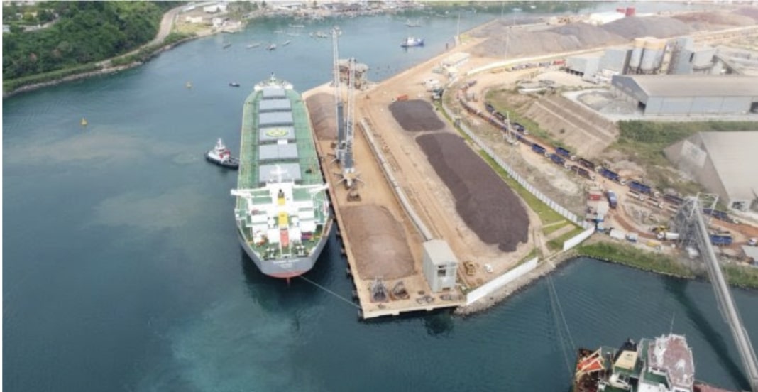 Au terminal industriel polyvalent de San Pedro (TIPSP), un premier navire post – Panamax dédié à l’exportation du nickel réceptionné avec succès