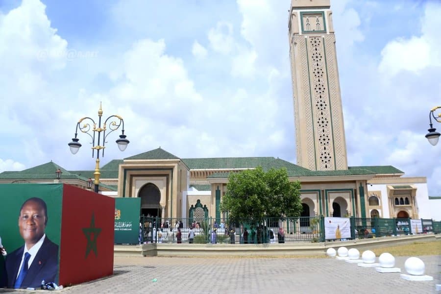 Mohammed VI, le roi du Maroc offre une mosquée à la communauté musulmane ivoirienne
