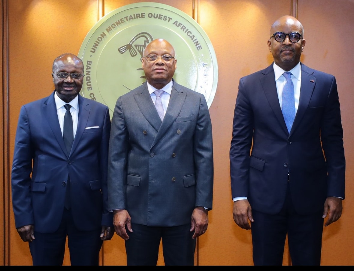 Le Gouverneur de la BCEAO Jean-Claude Kassi BROU reçoit le Président du Conseil d’Administration du DC/BR Faman TOURE et le Directeur Général du DC/BR Birahim DIOUF