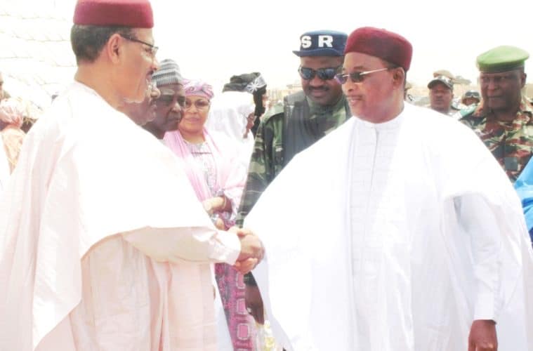 Niger: le président Issoufou invité par la fondation Mo Ibrahim à clarifier sa position sur le putsch