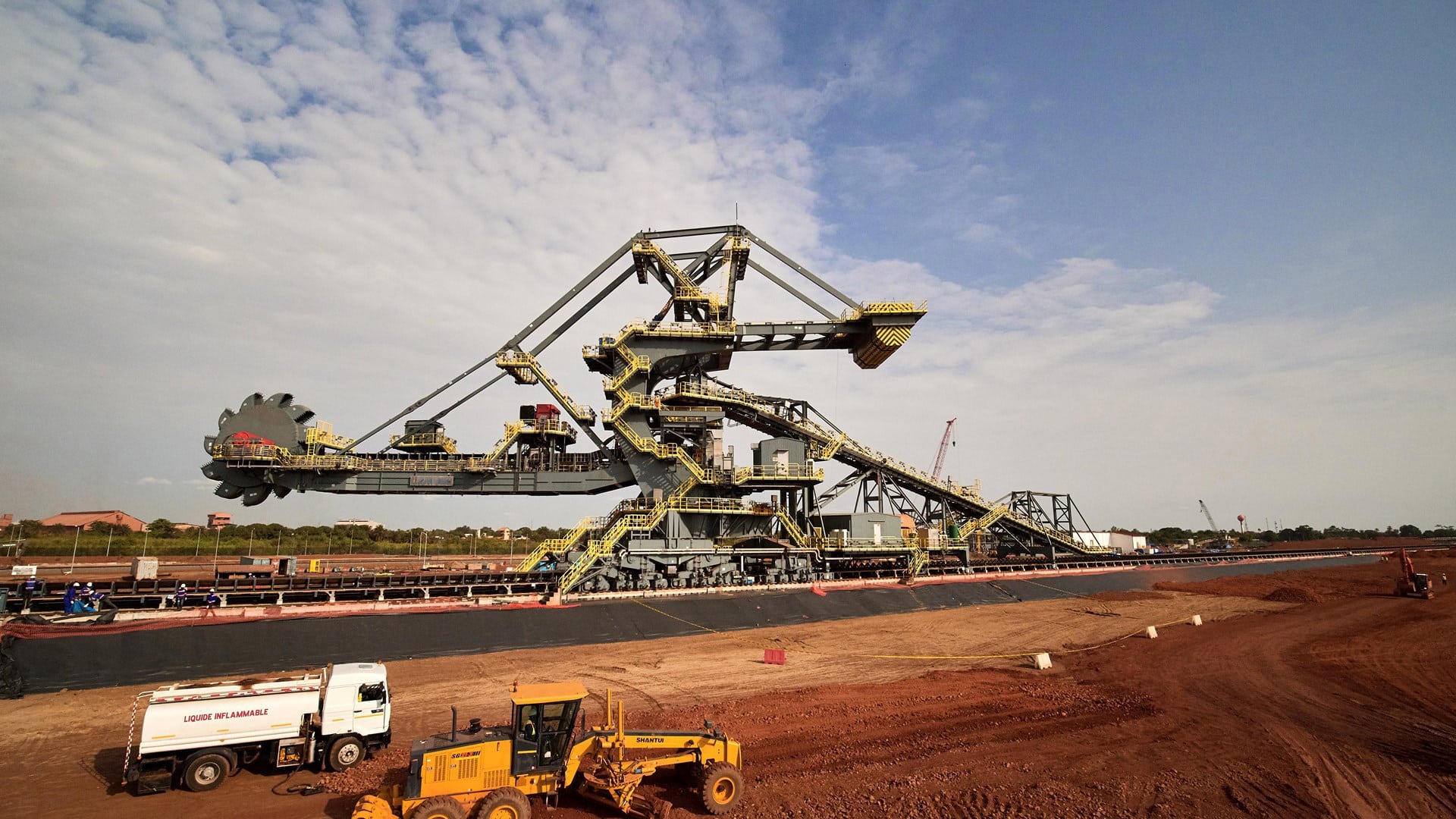 Guinée : EGA annonce l’arrêt momentané de ses exportations de bauxite