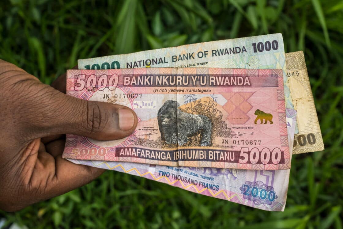 Le franc rwandais limite sa chute face au dollar