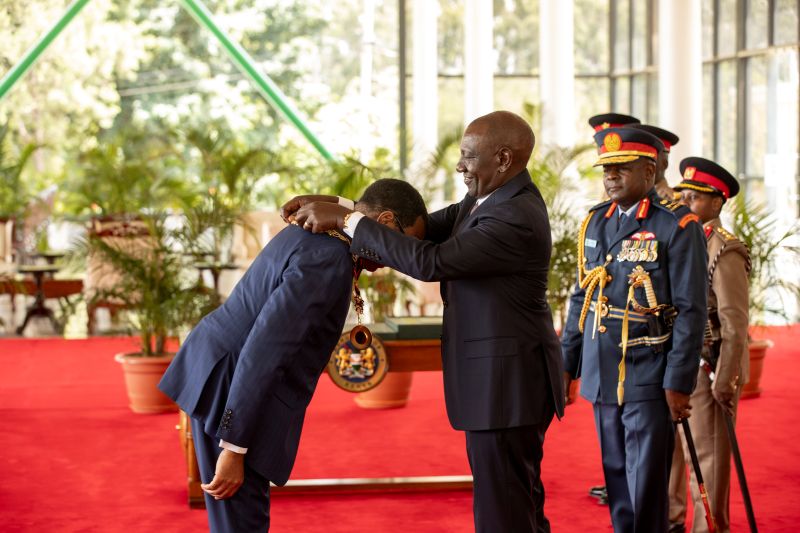 Le président du Kenya, William Ruto, décerne la plus haute distinction nationale au président du Groupe de la Banque africaine de développement, Akinwumi Adesina