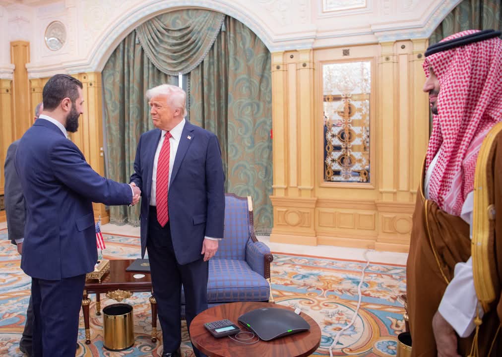 Poignée de main historique entre Donald Trump et le président syrien Ahmed Al-Shara, un ancien chef rebelle