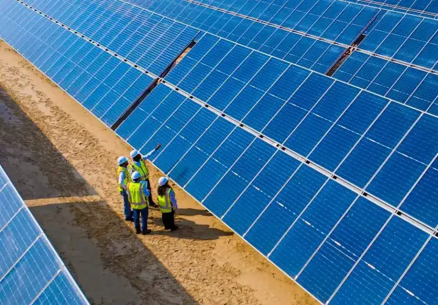 L&rsquo;Égypte franchit un cap avec 479 millions USD pour sa première centrale solaire dotée  de batteries 