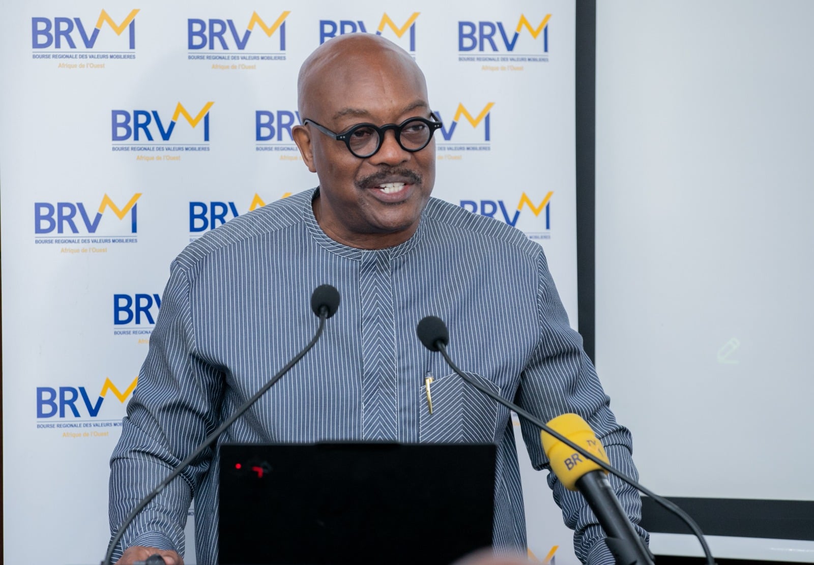 « Être un bon chef », l’ouvrage de Gilles Ayikue Attayi dédicacé au siège de la BRVM