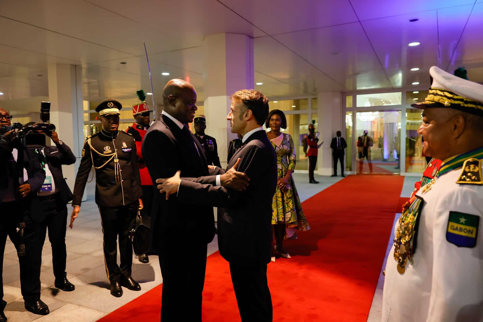 Deux ans après la chute contre d’Ali Bongo, Oligui Nguema reçoit Emmanuel Macron à Libreville