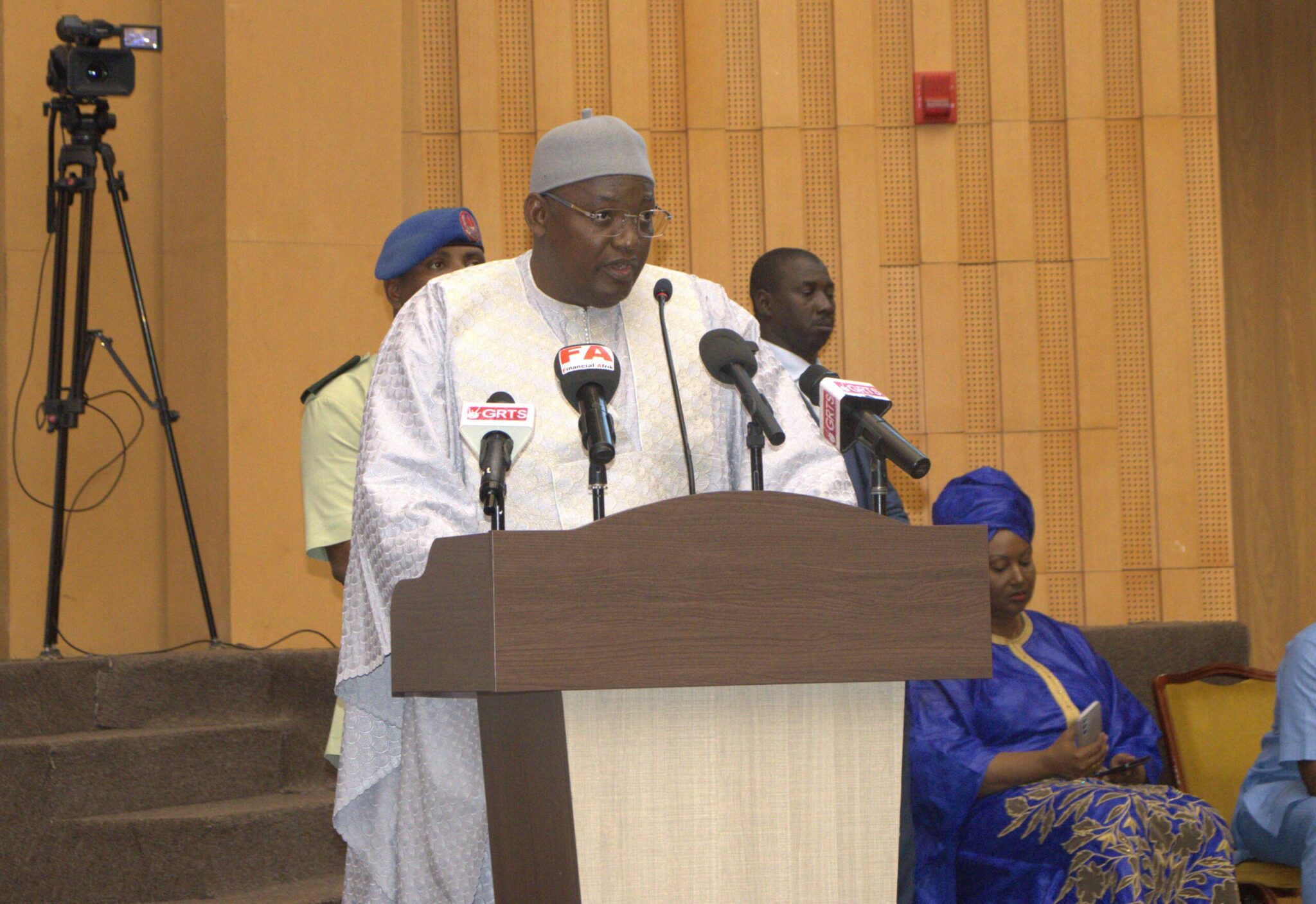 Adama Barrow lance un appel aux financiers : « nous invitons vos banques !»